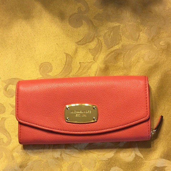 Michael Kors Handbags - PINK Michael Kors Wallet (in pics color looks 🍊)